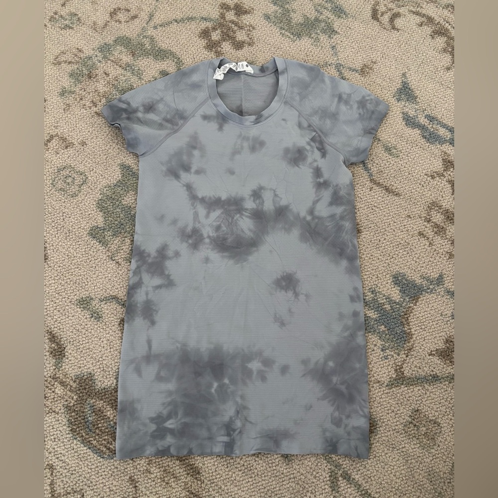 Women's Lululemon Swiftly Tech Short Sleeve Shirt 2.0 in a gray tie-dye size 6
